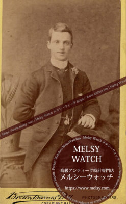 片手を後ろに回す青年紳士 【1900年頃】 懐中時計チェーン