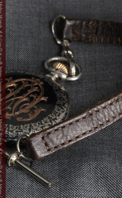 黒金装飾と彫りが美しいロンジンの銀無垢アンティーク懐中時計 【1905年製】革紐付き-P2274-16