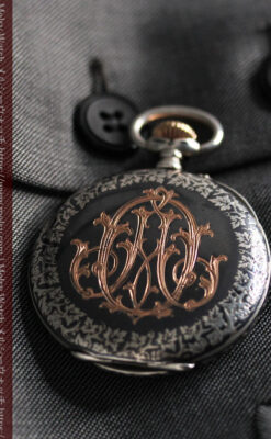 黒金装飾と彫りが美しいロンジンの銀無垢アンティーク懐中時計 【1905年製】革紐付き-P2274-2