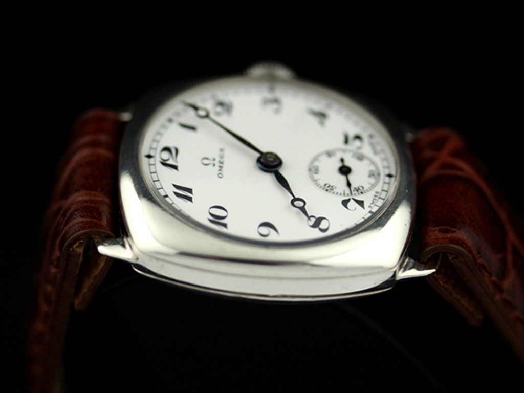 オメガ 銀無垢アンティーク腕時計 クッションケース 【1935年製】
