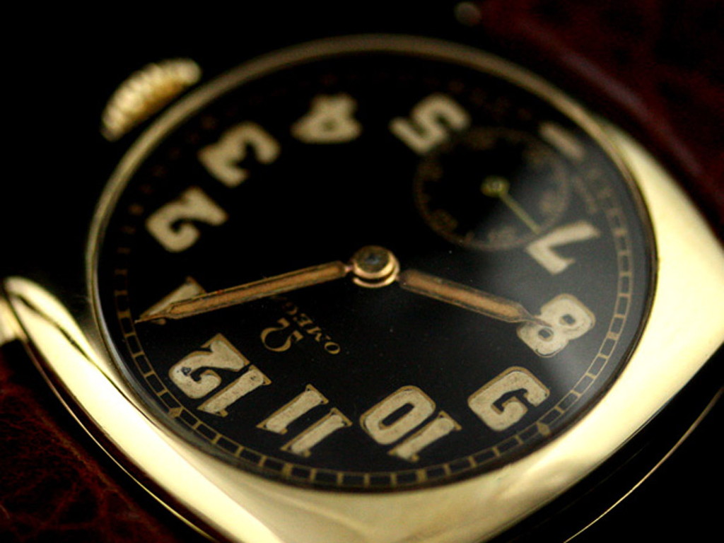 オメガ アンティーク腕時計 黒文字盤クッションケース 1935年製