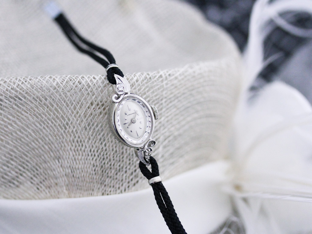 ロンジン 女性用金無垢アンティーク腕時計 上品な2点のダイヤ 【1967年製】
