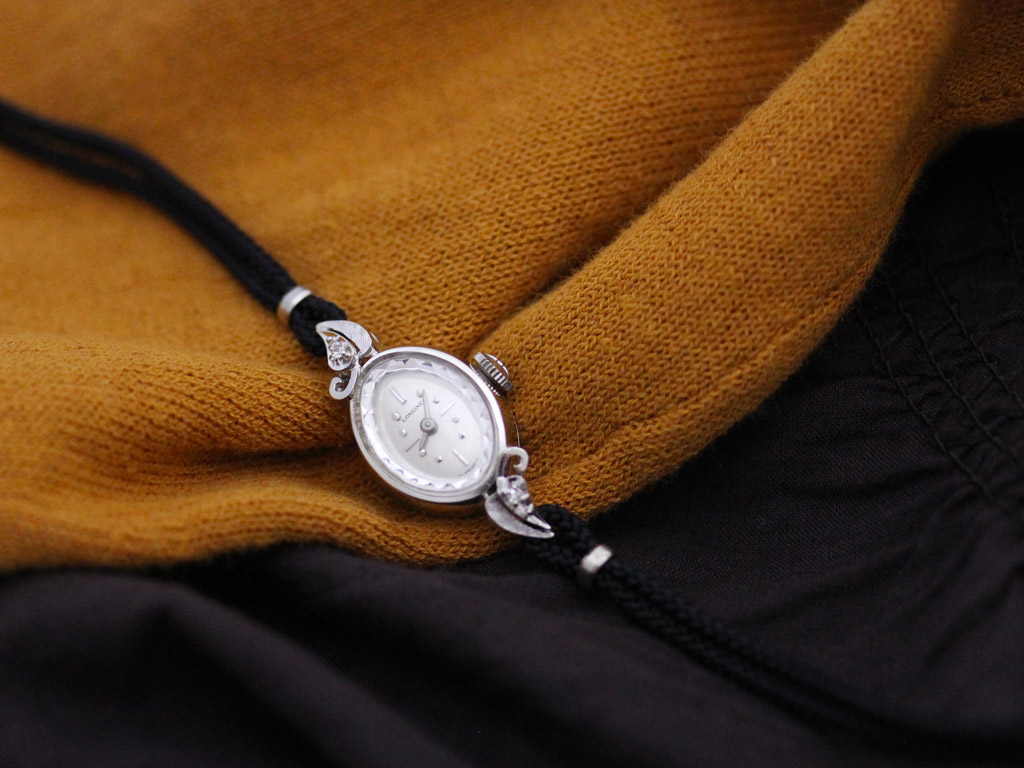 ロンジン 女性用金無垢アンティーク腕時計 上品な2点のダイヤ 【1967年製】