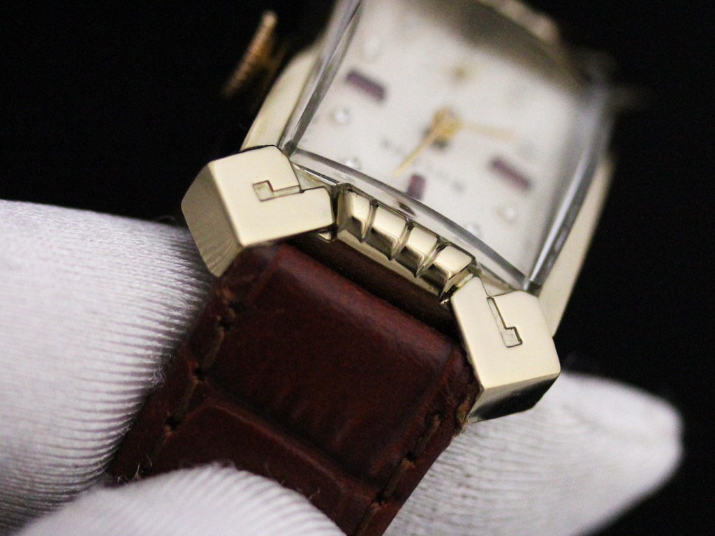 ブローバ 宝石と特殊な形のケースを持つアンティーク腕時計 【1940年製】