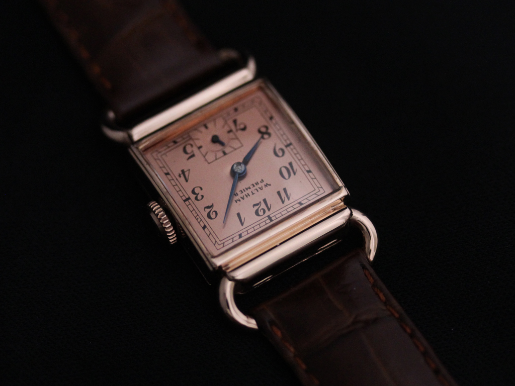 ウォルサム ローズ色のお洒落なアンティーク腕時計 【1942年製】