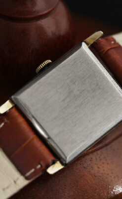 グリュエンの少し小さめの黒文字盤のアンティーク腕時計-W1459-14