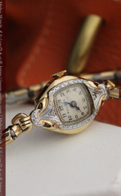 ブローバの金銀2色の装飾際立つ女性用アンティーク腕時計 【1942年製】-W1477-9