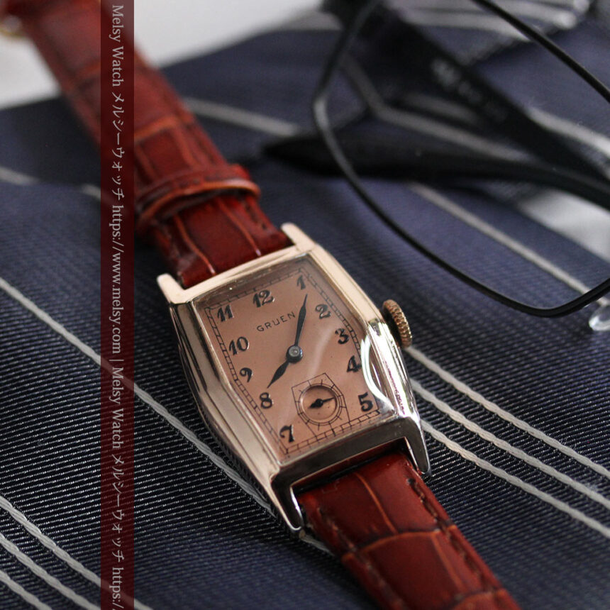 グリュエン 縦長六角形のアンティーク腕時計 ローズ色 【1950年頃】-W1482-1