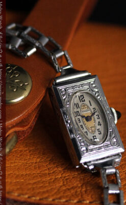 ブローバ 文字盤とケース装飾の綺麗な女性用アンティーク腕時計 【1927年製】ケース付き-W1509-1