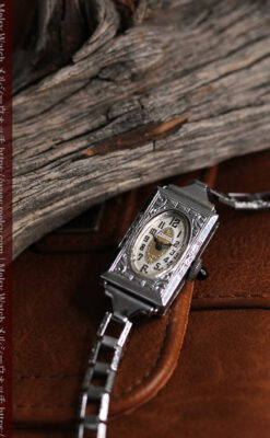 ブローバ 文字盤とケース装飾の綺麗な女性用アンティーク腕時計 【1927年製】ケース付き-W1509-11