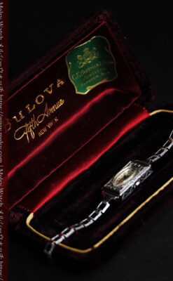 ブローバ 文字盤とケース装飾の綺麗な女性用アンティーク腕時計 【1927年製】ケース付き-W1509-19