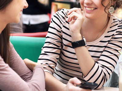 テーブルで話す2人の女性