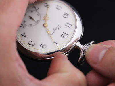 左手でボタンを押さえ右手でリューズを回す