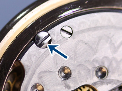 機械とケースを固定するネジ