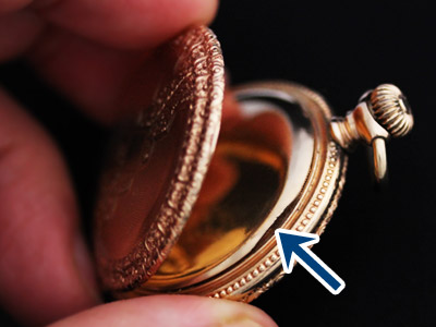 懐中時計ケースの裏側