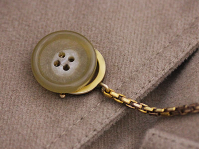 ボタン裏に引っかけて留める