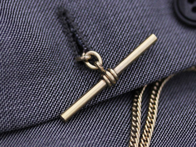 ボタンホールにT字バーを通して留める