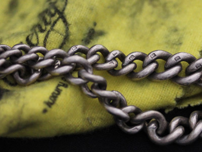 銀のチェーンと磨き布