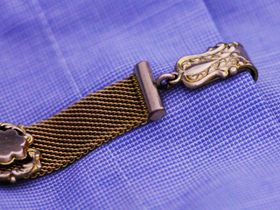 勲章のように吊り下げて見せる