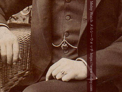 ダブルアルバートのチェーンを身に着ける紳士