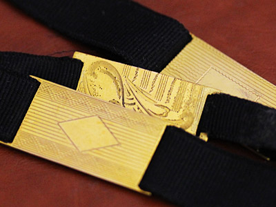 黒紐とプレート