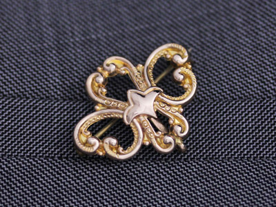 懐中時計を提げるブローチ型