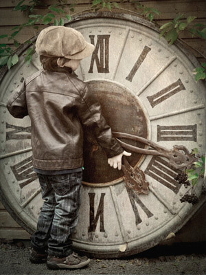 時計を動かす子供