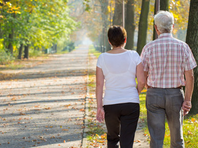 小道を歩く後ろ姿
