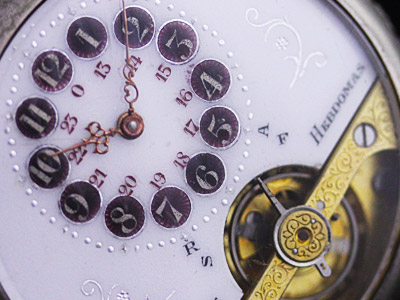 紫色の装飾が施されたヘブドマスの懐中時計