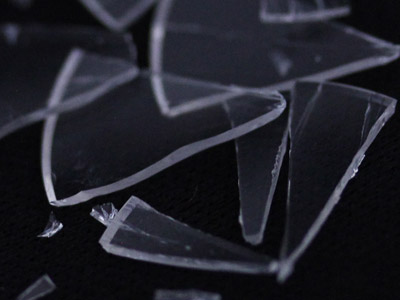 砕けたガラス風防