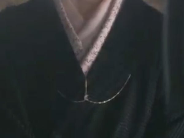 池部幾江を演じる大竹しのぶの懐中時計用ネックレス