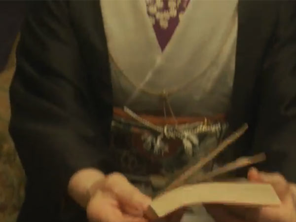 三島和歌子を演じる白石加代子の懐中時計用ネックレス