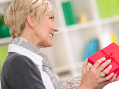 プレゼントを受け取る女性