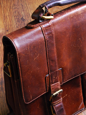 使い込まれた鞄