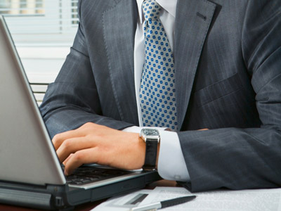 グレーのスーツの男性