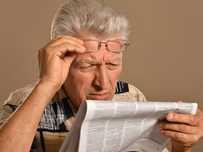 老眼で読みづらい新聞
