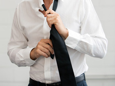 ネクタイを外す