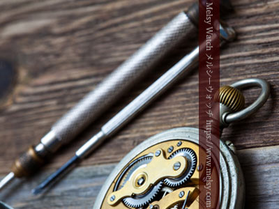 時計の機械とドライバー