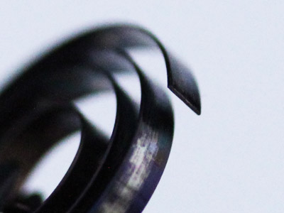 ぜんまいの切れた痕