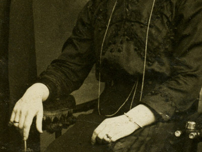 1900年頃のジュエリー・ネックレスを身に着けた女性の写真