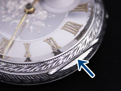 鍵巻き式の使い方 - 小さな鍵のような道具を使って操作する時計