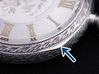 表蓋の開き口を確認