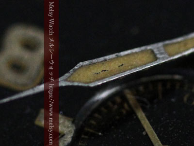 ひび割れの見える針の塗料