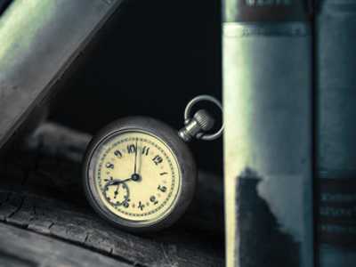 懐中時計と古い本棚