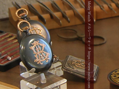 イニシャル装飾の懐中時計ケース