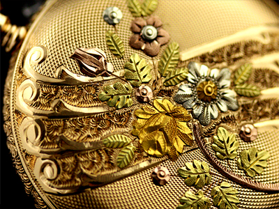 綺麗な装飾が施された懐中時計のケース