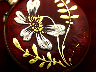 赤に白い花の描かれた懐中時計