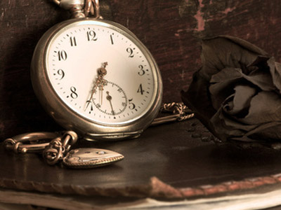 懐中時計とバラの花