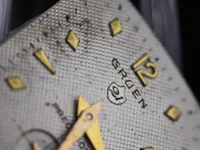 経年変化の強く出た金属製の文字盤