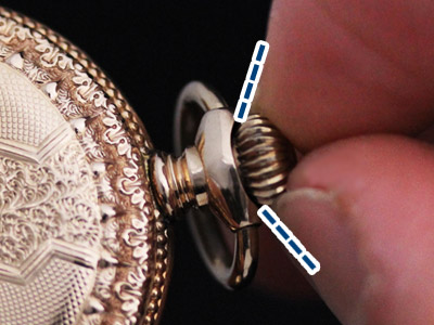 リューズの下に爪を入れる